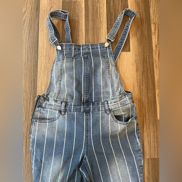 Almost Famous Light Blue and White Striped Skinny Overalls SZ M - Picture 7 of 15